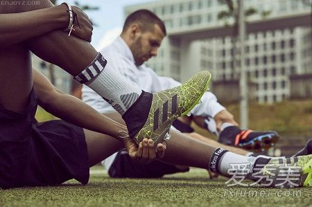 阿迪达斯新的彩色小故障靴怎么样？新的彩色小故障靴多少钱