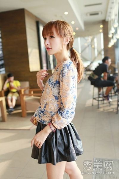 薄外套可以抵御温差，初秋的个性搭配也很清新。