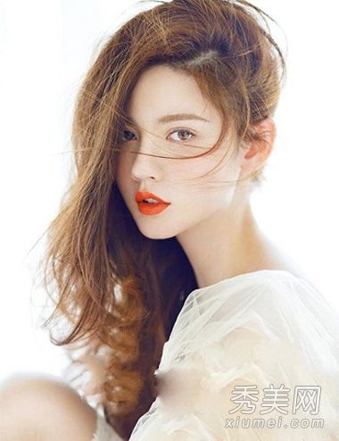 最新的韩国中长卷发在秋天显得优雅迷人。