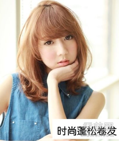 最新款女孩的短发、卷发和ol气质都很苗条。