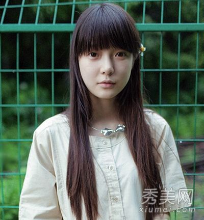 美丽的秋装女孩的发型和腰上的长发气质是纯洁而美丽的