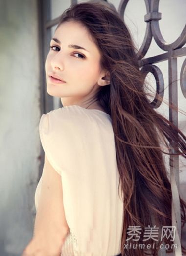 这个女孩是一个美丽的女孩,有着美丽的发型和长长的头发,纯洁而动人。