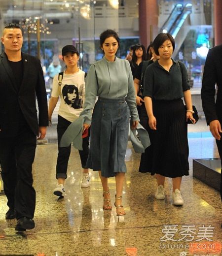 杨蜜的绿色袖衣是什么牌子的?杨蜜的是同一件衬衫吗