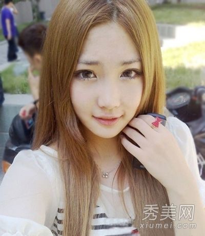 最新流行的女孩分为发型。玉洁变成了一个小女孩。