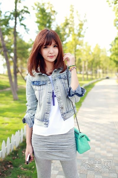 如何搭配牛仔外套和裙子?英俊而温柔。