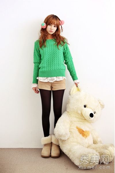 如何在棉衣里穿衬衫和毛衣是最时尚的。