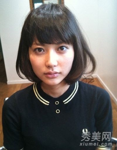 短发在2013年的学生中很流行。校园风格清新迷人。