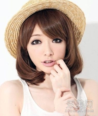 最新的烫发照片显示了韩的女性气质。