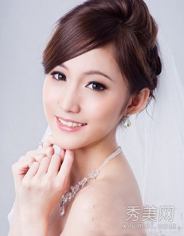 秋季甜美女孩的发型建议分为部分发型和塑料V型面