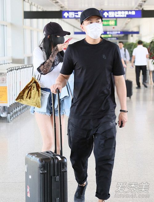 杨蜜的黄色天鹅绒包是什么牌子的?阳密机场的天鹅绒包品牌