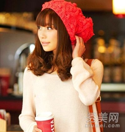 2013年,女孩的长发、脸谱、卷发是秋冬最流行的。