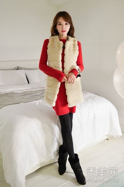 冬季皮草外套和裙子展现出淡淡的成熟女性味道