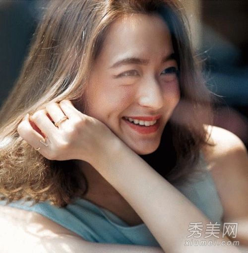 没有整齐刘海的齐肩波头烫发也不错