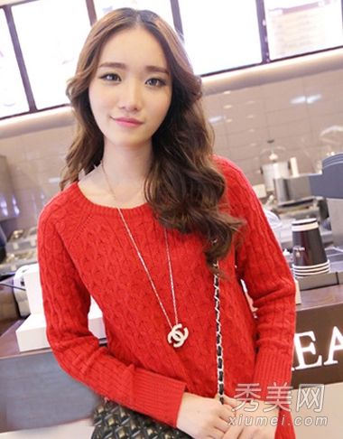 2013年，女孩的发型被分成卷发，以创造迷人的梦幻气质