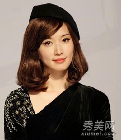 《林志玲》中的广告班展示了一个成熟的老女人化成年轻的妆