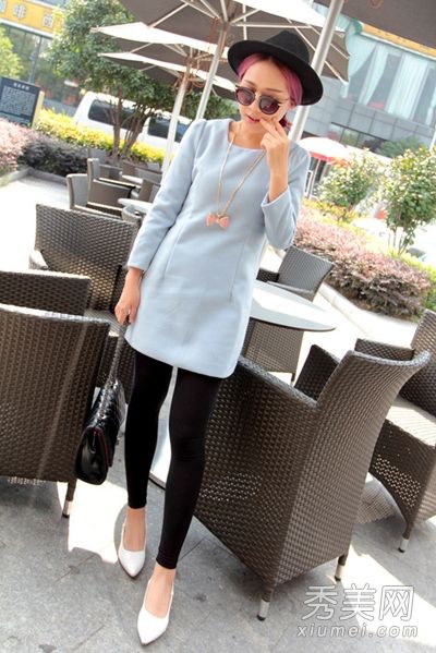 秋装搭配丝袜，展现良好的腿部造型