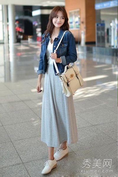 牛仔布夹克搭配长裙，软硬兼施，让时尚熠熠生辉。