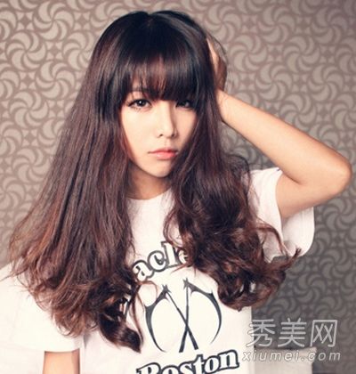 在2013年的秋冬季，瘦脸韩式卷发女神范的气质最为流行