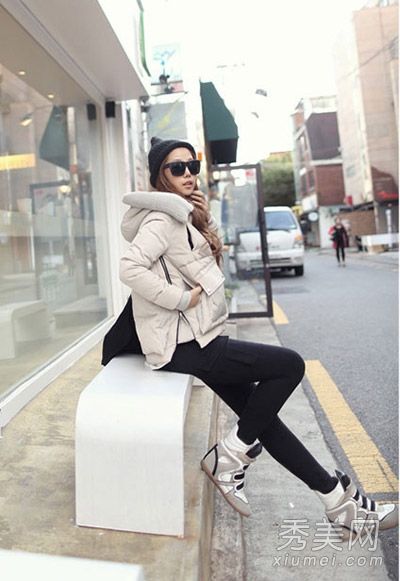 韩牛展示白色羽绒服搭配清新悦目