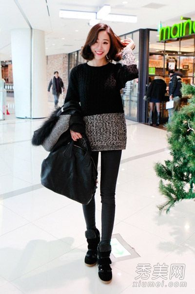 韩版打底裤毛衣是街上最流行的。