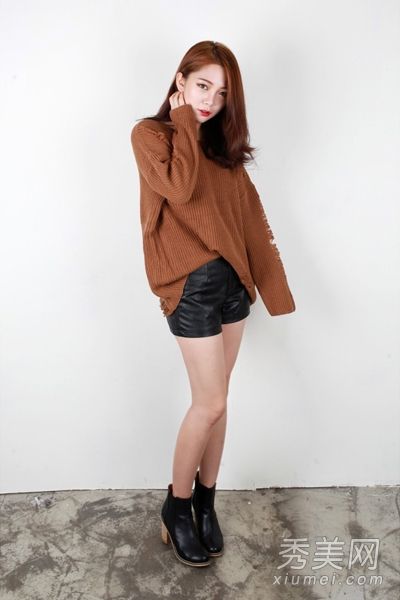 秋天，街上的毛衣和短裤最新鲜。