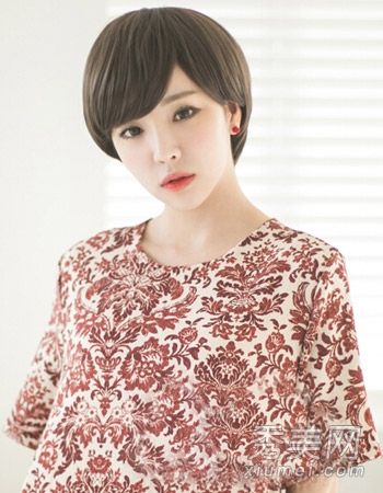 最新的韩式短发揭示了最新的时尚。减少年龄是非常时髦的。