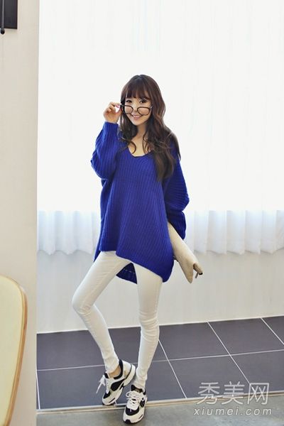 紧身毛衣和紧身裤在韩国的街道上非常有吸引力。