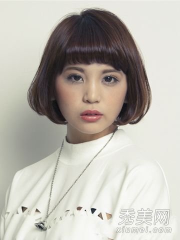 女孩的短发蘑菇头在冬天一定很瘦