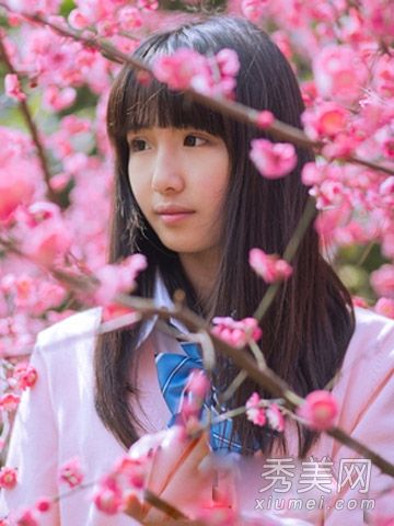 日本校园里甜美女孩的发型是校服中最纯粹的。