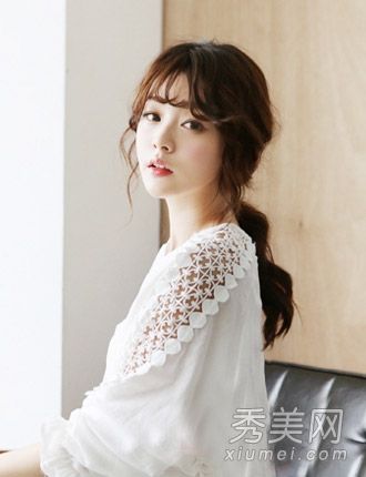 这个女孩甜美的头发又新又薄,一个星期以来她的脸都不沉。