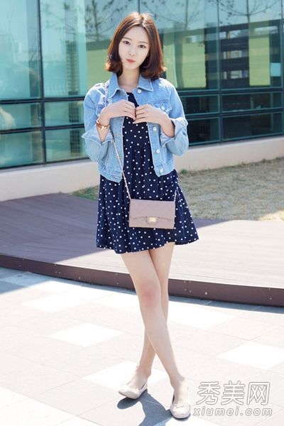 韩牛的动作很小。穿着新鲜的秋装很迷人。