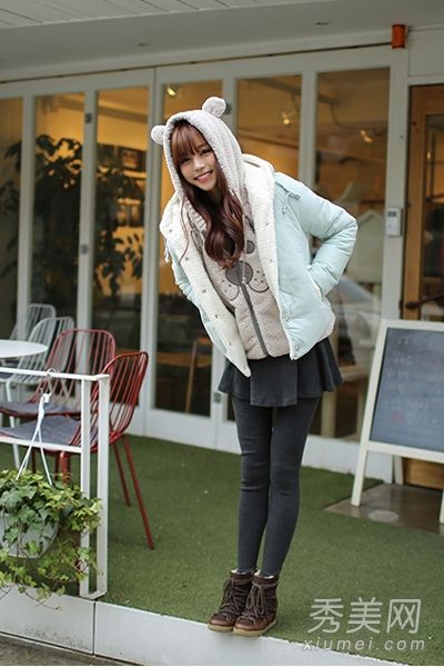 冬天如何穿短裙配棉衣既甜美又迷人。