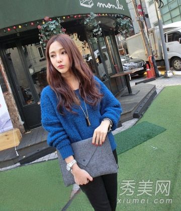 冬天,女孩们的气质被划分成服饰,她们被巧妙地变成了汉族的女孩。