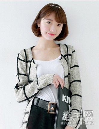 初秋,女孩时尚的发型清新,与审美气质相匹配