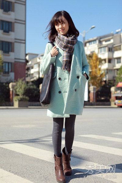 韩版大衣搭配紧身裤展现优雅气质