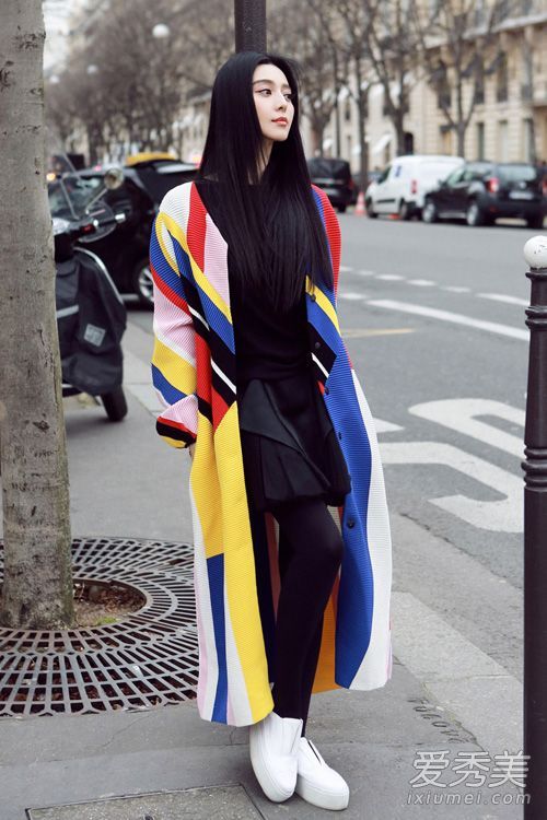 范冰冰的宝贝爱穿亮色衣服