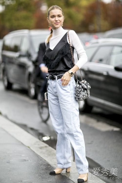 女孩们在春天穿什么样的鞋子?他们慷慨大方,穿着高跟鞋,但并不累。