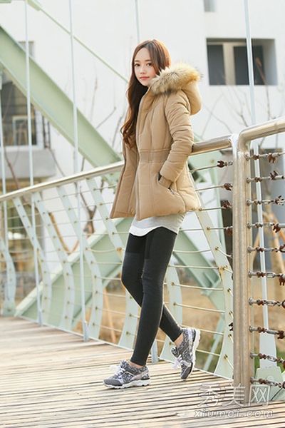 胖人的冬装配有画外套、棉外套、羽绒服，这些都是纤细而巧妙的搭配。