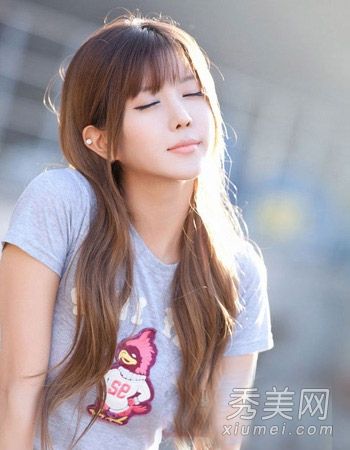 适合90后女孩的长发诠释时尚的年轻魅力。