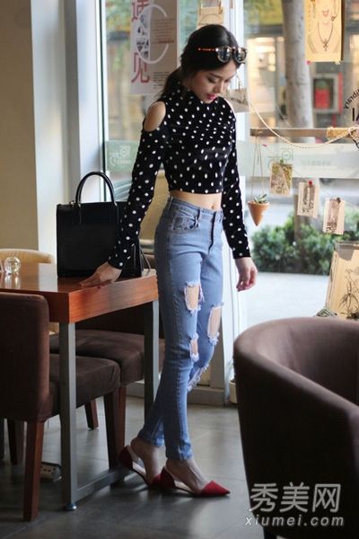 牛仔裤是最适合随意搭配的衬衫ORt-恤。