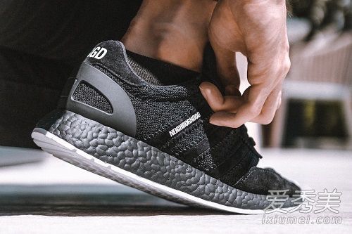 邻居和阿迪达斯nmd r1的联合运动鞋怎么样