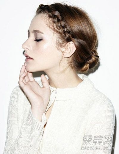 长发女孩喜欢美丽的辫子,并选择20个创意辫子