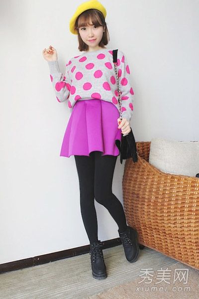 这个矮女孩的冬装穿毛衣+裙子看起来更高。