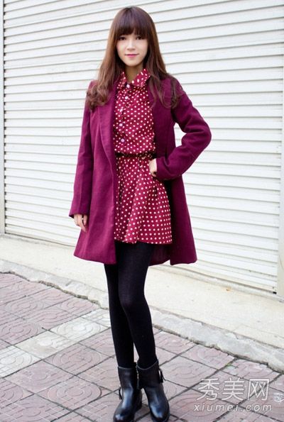 羊毛大衣和连衣裙优雅、时尚、引人注目。