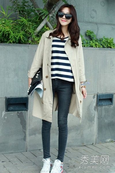 十件风衣搭配紧身裤既干练又优雅。