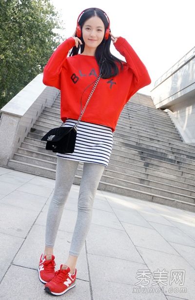 卫衣和绑腿穿修长的身体