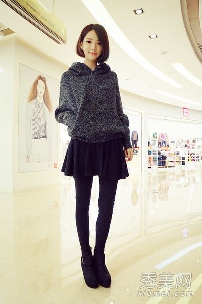 毛衣+短裙加长身材比例显高