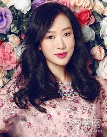 2013年冬季最热的大卷发是冬季时尚的必备。