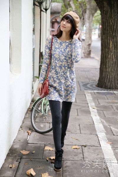 长袖连衣裙，搭配紧身衣和苗条身材