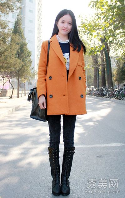 羊毛外套配紧身裤正好适合凉爽的天气。